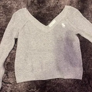 Abercrombie v-neck sweater thumbnail 1