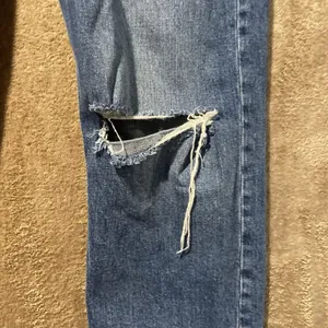 Old Navy Jeans Womens Sz 6 Sky High Extra Blue Distressed Raw Straight Leg Pants thumbnail 5