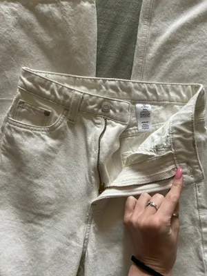 H&M High-Waisted Jeans thumbnail 3