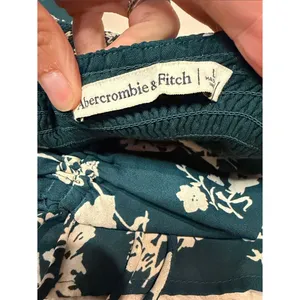 Abercrombie Dark Green Cream Floral Cutout Long Sleeve Smock Back Crop Top L thumbnail 3