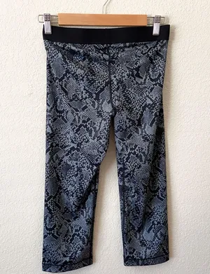 Nike Pro Black Gray Snake Print Capri Legging Med thumbnail 3