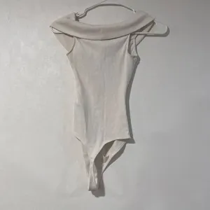 Abercrombie & Fitch White Ribbed Off Shoulder Bodysuit XS thumbnail 3