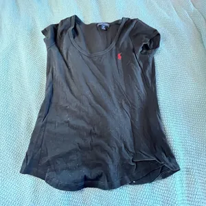 Ralph Lauren Women's V-neck Tshirt Size Small Black Red Logo thumbnail 1