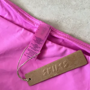 Skims signature swim mid waist bottom Neon Orchid NWT‎ size M thumbnail 4