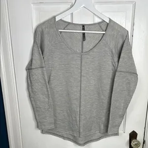 Kuhl Light Gray Scoop Neck Wool Blend Arden Shirt W1490 Sz XS thumbnail 2