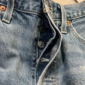 Levi’s women’s‎ size 28 cuff off denim shorts thumbnail 5