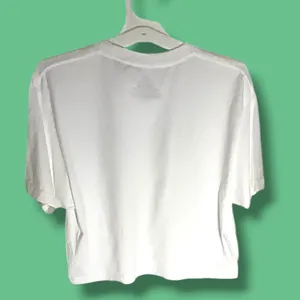 NWOT Monet Art Crop T Shirt White Graphic Tee The Beach Falaise d’Amont This NWOT Monet Art Crop T Shirt in white features a graphic design inspired by The Beach Falaise d’Amont 1889, making it a stylish and artistic addition to any woman's wardrobe. Made from 100% cotton, this regular fit tee has a crew neckline and a cropped style for a modern and trendy look. Perfect for art enthusiasts or those looking to add a unique touch to their outfit, this T-shirt is comfortable and versatile, ideal for everyday wear. thumbnail 3