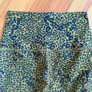 Beyond Yoga Spacedye Midi Leggings NWOT in Bronze Star Animal Print Size S thumbnail 5