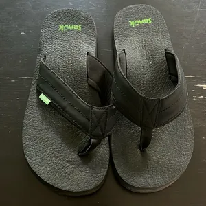 Sanuk black flip flops size 10 thumbnail 1