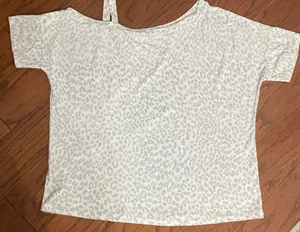 White & Gray leopard OS open shoulder shortsleeved blouse - Size XLarge thumbnail 1