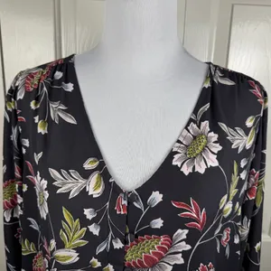 LOFT Women Blouse Sz M Charcoal Floral VNeck Long Sleeve Button Down Ruffle Cuff thumbnail 2