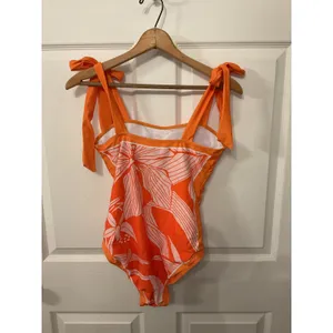 NWOT Orange Tropical Floral One Piece Swimsuit & Sarong Set Size M Resort thumbnail 6
