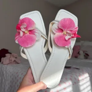 Source Unknown Brand new white flip flop sandals with a hot pink floral appliqué thumbnail 2