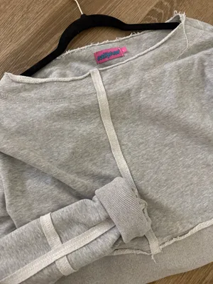 Edikted Off-The-Shoulder crop sweatshirt  thumbnail 2
