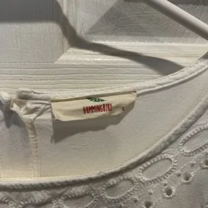 Hummingbird‎ White Eyelet Embroidered Front Tie Bell Sleeve Blouse L Cottagecore thumbnail 9