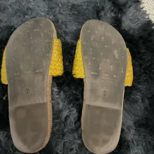 Mia slide size 9 yellow thumbnail 4