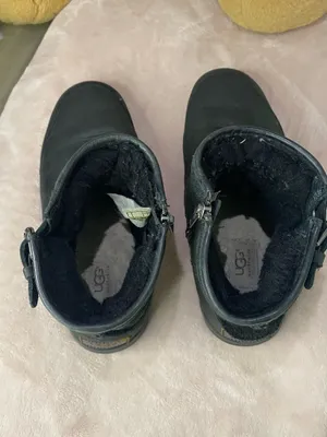 UGG Australia Dawn Black Short Leather Lug Sole Boots Women's Size 9 thumbnail 4