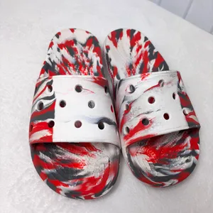 CROCS CLASSIC MARBLED SLIDES Flame Red White Black Unisex Slides‎ Sandals M4 W6 thumbnail 4