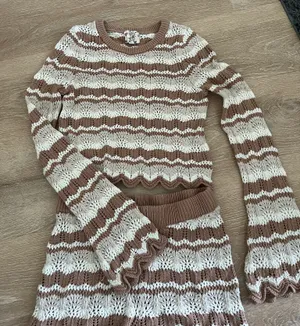 Two piece set thumbnail 1