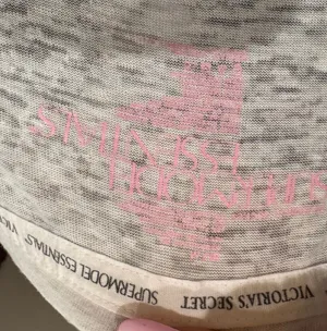Victoria's Secret Victoria's Secret Vintage Supermodel Chicago Skyline White Graphic Tee thumbnail 7