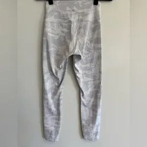 lululemon White and Light Gray Camo Leggings Skull detail Size 6 thumbnail 2