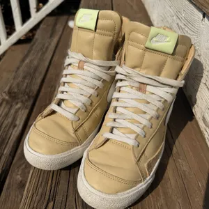 Nike Blazer Mid ‘77 Sesame Barely Volt Women’s US 9 Leather Sneakers DD9679-200 thumbnail 1
