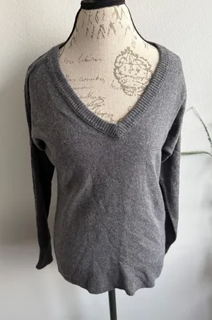 Nike Women's Gray V-Neck Long Sleeve Sweater Size‎ L Cotton Wool Blend thumbnail 1