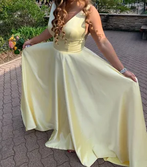 Pretty Yellow Prom/Homecoming Dress thumbnail 1