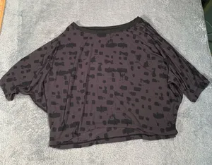 Lululemon Black gray Patterned tee shirt Top cropped thumbnail 1