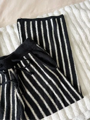 Prómesa Black & White Striped Knit Cropped Pants thumbnail 3