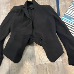 BCBG Maxarzia small black blazer‎ thumbnail 4