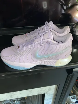 Nike LeBron Basketball Shoes thumbnail 5
