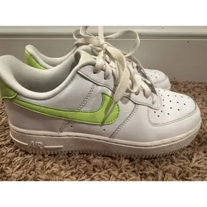 Nike Air Force 1 Low Women's 6.5 White Neon Lime Green DD8959-114 Sneakers thumbnail 3