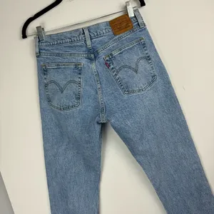 Levi’s Wedgie Straight Leg Jeans Sz 28 Light Wash Button Fly thumbnail 12