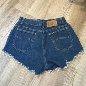 Vintage Lee Cut-Off Jean Shorts - size 14 thumbnail 4