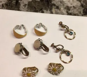 Lot Of 4 Small Vintage - Modern Clip-on Clip On Screw On Costume Earrings Mix thumbnail 5