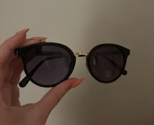 Guess Black Sunglasses thumbnail 1