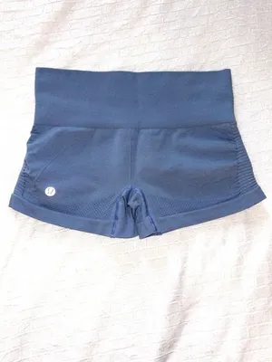 Like New Lululemon In The Flow 2" Shorts Lt Blue Seamless Yoga Pilates Gym 4 thumbnail 7