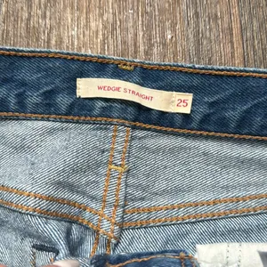 Levi’s Wedgie Straight Jeans thumbnail 3