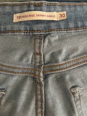 Levi's women’s Light Wash Blue Slim-Straight Jeans thumbnail 5