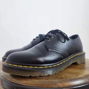 Dr. Martens 14046 Black Vegan Leather Lace Up 3-Eye Oxfords Men 7 Women 8 EU 39 thumbnail 3