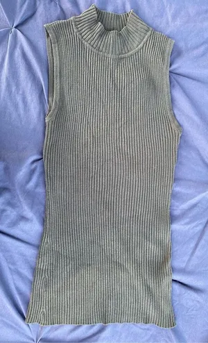 Hooked Up By IOT Green Sleeveless Sweater Top Size Small thumbnail 1