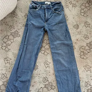 Abercrombie & Fitch Curve Love High Rise 90s Relaxed Jean thumbnail 2
