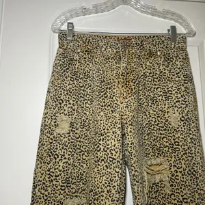 POL Leopard Print Distressed Straight Leg Jeans Tan Black Womens Small bold thumbnail 2