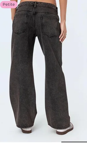 Edikted Petite Low-Rise Jeans thumbnail 3