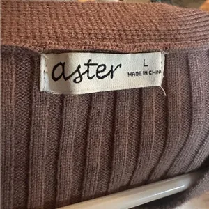 Aster Ribbed Knit Cropped Cardigan in Chocolate Brown Size L thumbnail 3