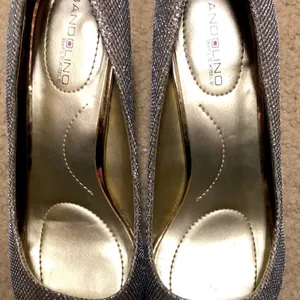 Bandolino Heels Size 7 1/2 Gold Metallic thumbnail 5