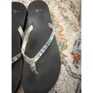 Sanuk‎ Yoga Mat Black Geometric Tribal Print Flip Flops Womens Size 10 Sandals thumbnail 2