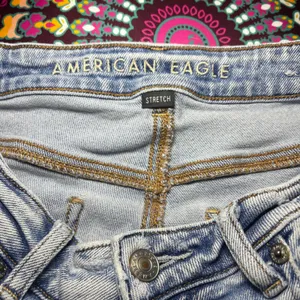 American Eagle Outfitters Mom Jeans‎ Light Wash Distressed Stretch Size 4 thumbnail 7