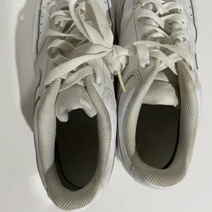 Nike White Athletic Sneakers size 9 thumbnail 4